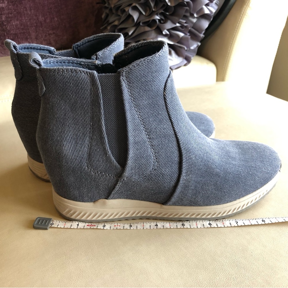 (SOLD) Baretraps blue ankle boots - almost new!